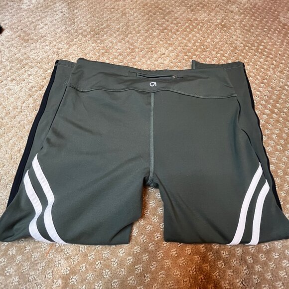 GapFit Medium Tall Blackout Technology Olive Green l Black l White Leggings - Picture 6 of 9